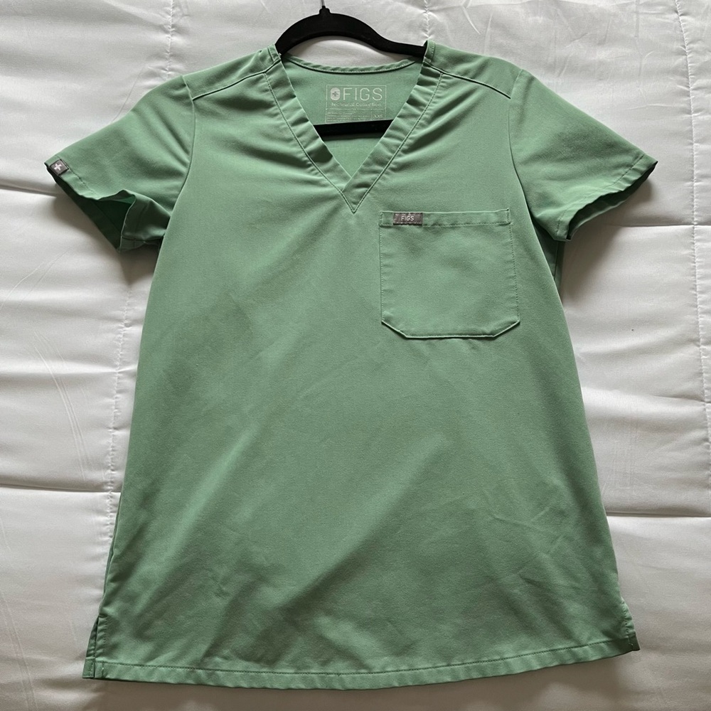 JADE CATARINA FIGS SCRUB TOP